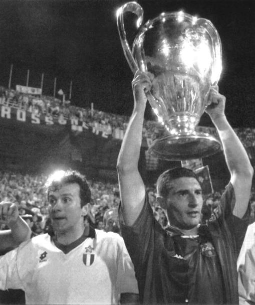 Dejan Savicevic e Daniele Massaro alzano al cielo la Champions League del 1994 dopo aver battuto il Barcellona 4-0: Berlusconi non era ad Atene per impegni politici